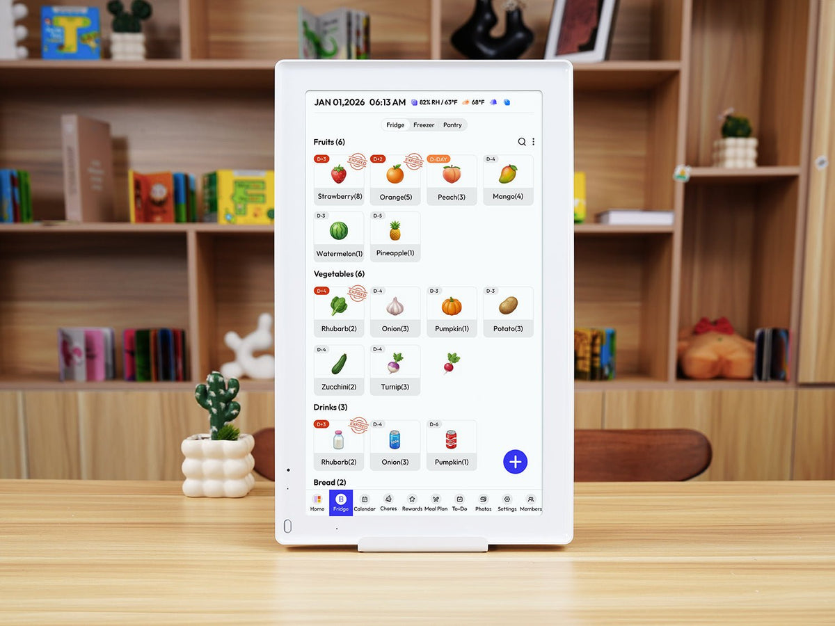 Everblog digital calendar displaying inventory of fruits, vegetables, drinks, and bread, with expiration dates noted.